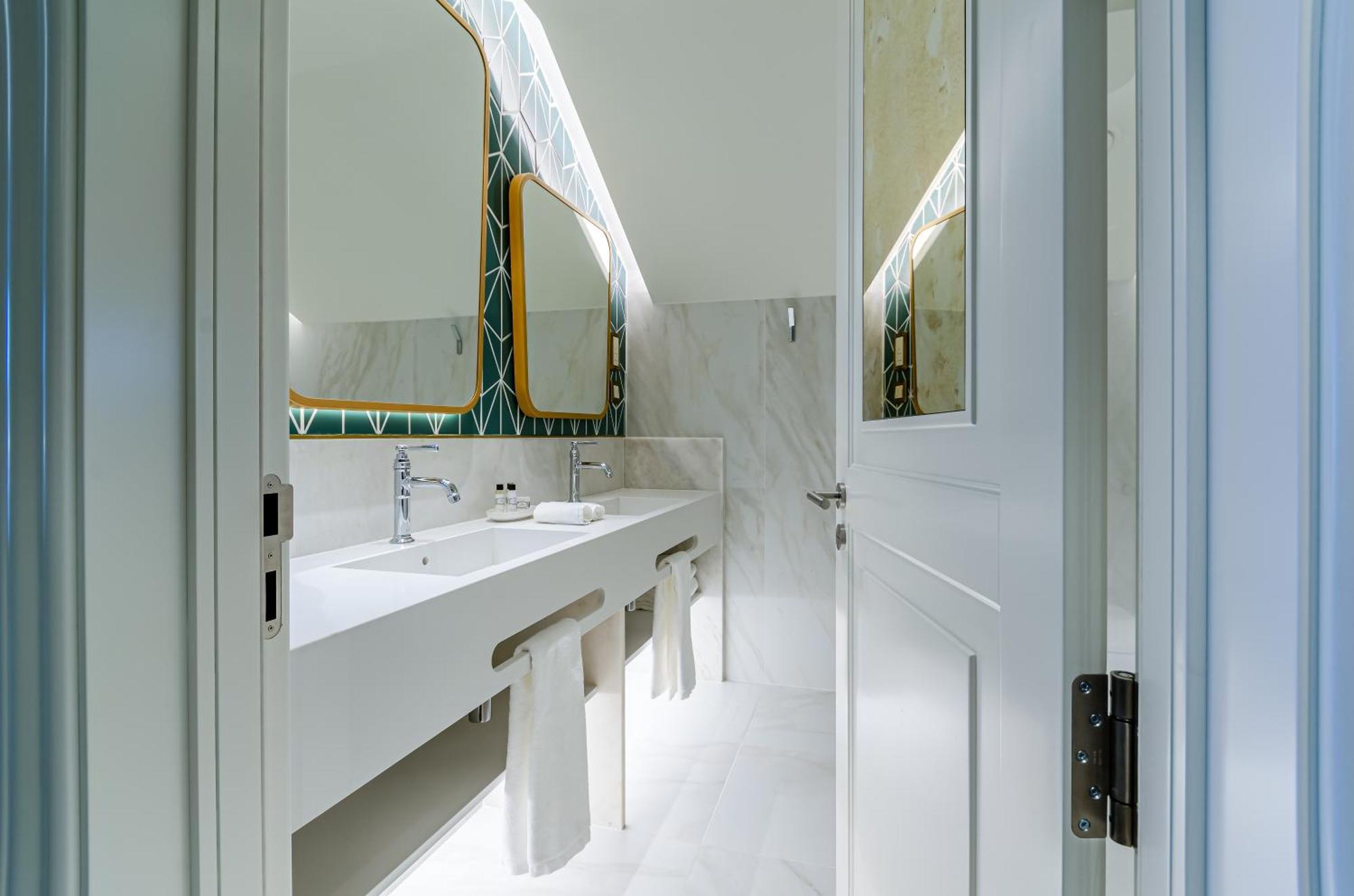 Deluxe King Room with Balcony,1591590771:JPEG