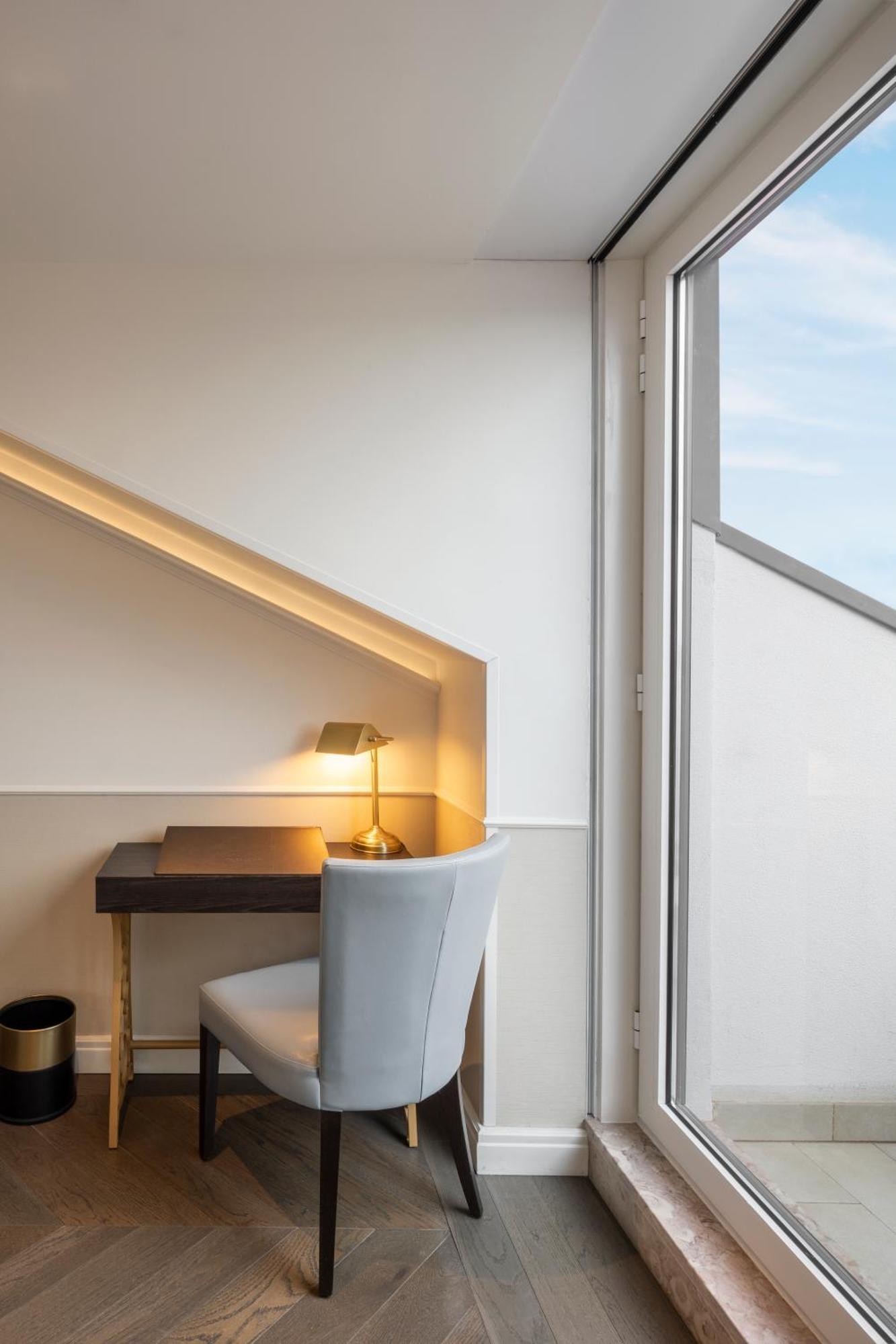 King Deluxe Room with View and Balcony,1621467509:JPEG